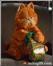 Garfield comendo salgadinho