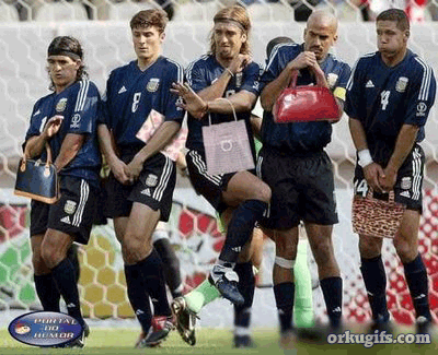 Jogadores de futebol segurando bolsas